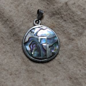 Pendant abalone makers mark